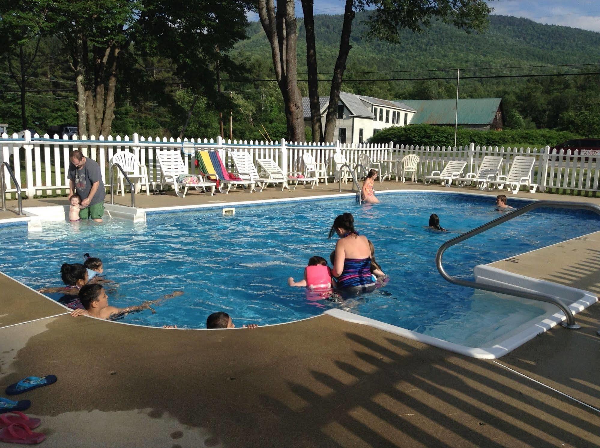 The Villager Motel Бартлет Екстериор снимка