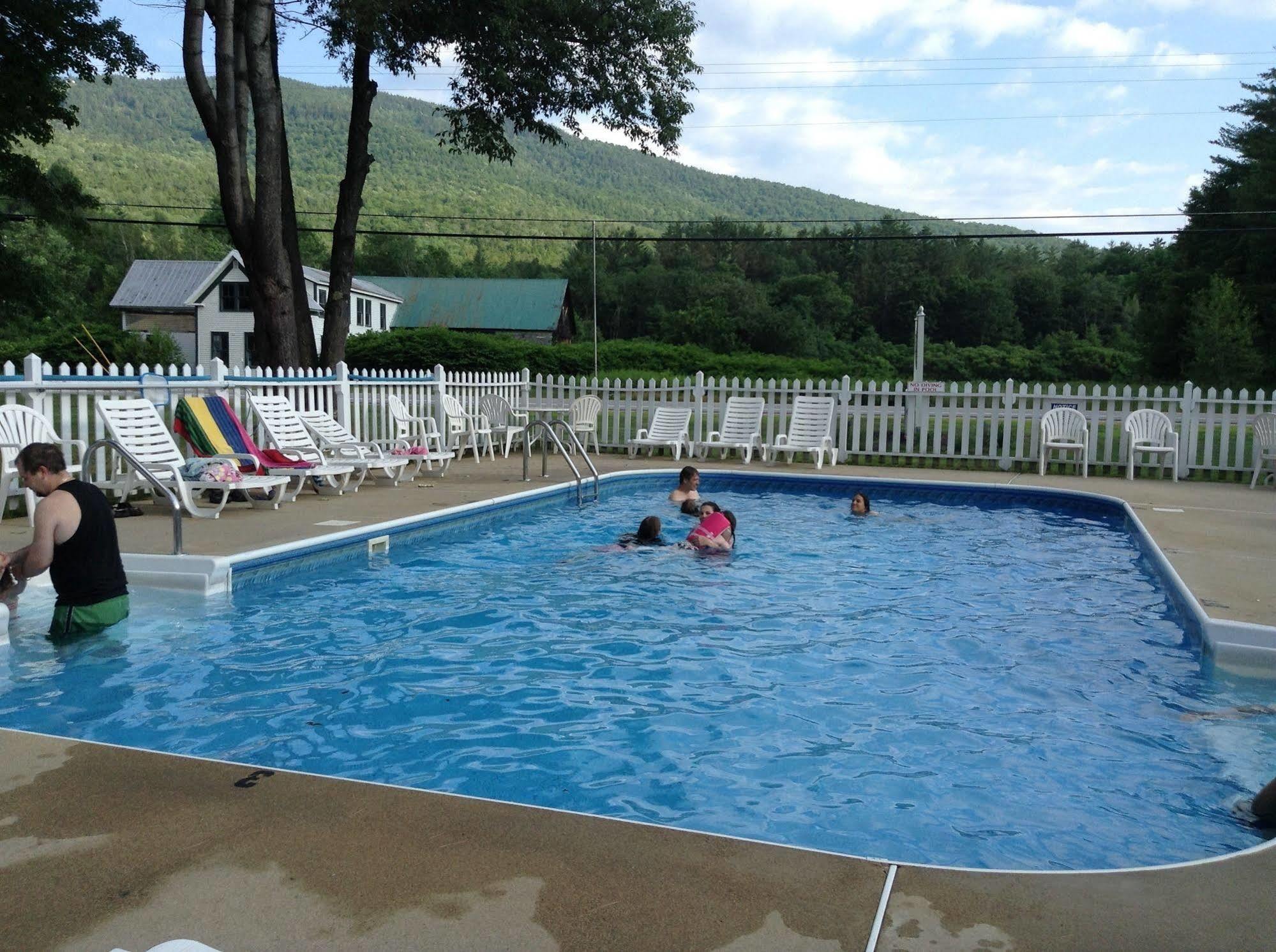 The Villager Motel Бартлет Екстериор снимка